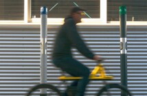 В Нидерландах старые пепельницы превращают в станции для зарядки велосипедов
