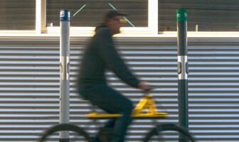 В Нидерландах старые пепельницы превращают в станции для зарядки велосипедов