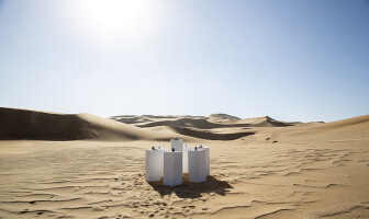 В пустыне Намиб появилась инсталляция, которая бесконечно играет «Africa» группы Toto