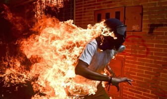 Фото горящего мужчины победило в World Press Photo