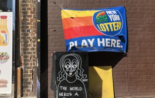 Нью-Йорк пуст, но уличные художники все еще работают. Они адаптируют свои методы