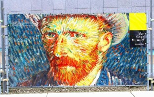 Музей Ван Гога превращает работы художника в… духи