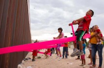 Розовые качели на границе США и Мексики стали лучшим дизайн-проектом 2020