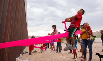 Розовые качели на границе США и Мексики стали лучшим дизайн-проектом 2020