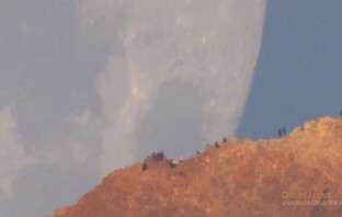 Видео: потрясающая съемка Луны с помощью огромного объектива