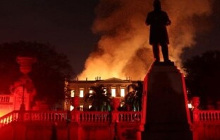 В Бразилии сгорел старейший в стране музей