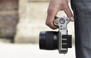 Hasselblad представили первую компактную среднеформатную камеру