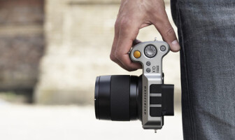 Hasselblad представили первую компактную среднеформатную камеру