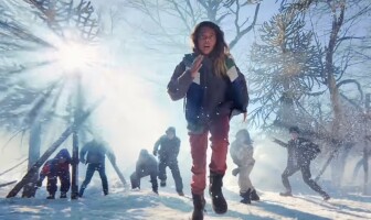 Режиссер «Джона Уика» снял эпичную битву снежками на iPhone