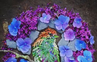 Художница использует листья и цветы для создания завораживающих портретов птиц
