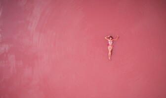 Природа делает лучше фотошопа: австралийское озеро окрасилось в розовый цвет