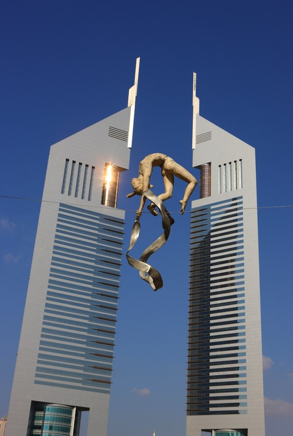urban-sculpture-balancing