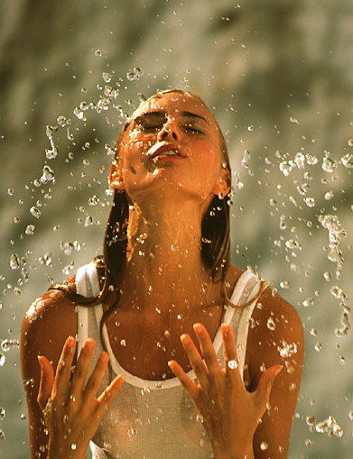 M9850090-Woman_splashing_water_over_her_face-SPL